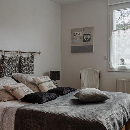 Chambres D Hotes Les Papillons Evron ภายนอก รูปภาพ