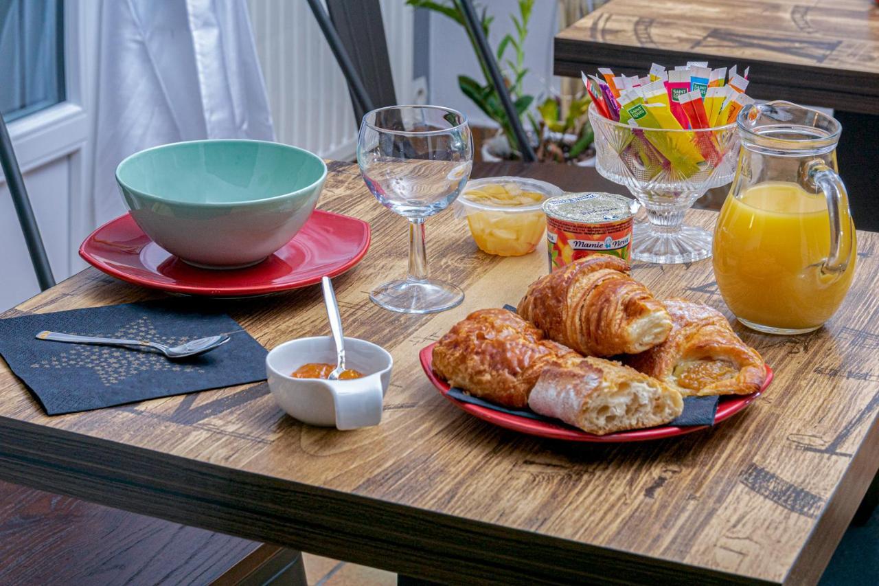 Chambres D Hotes Les Papillons Evron ภายนอก รูปภาพ